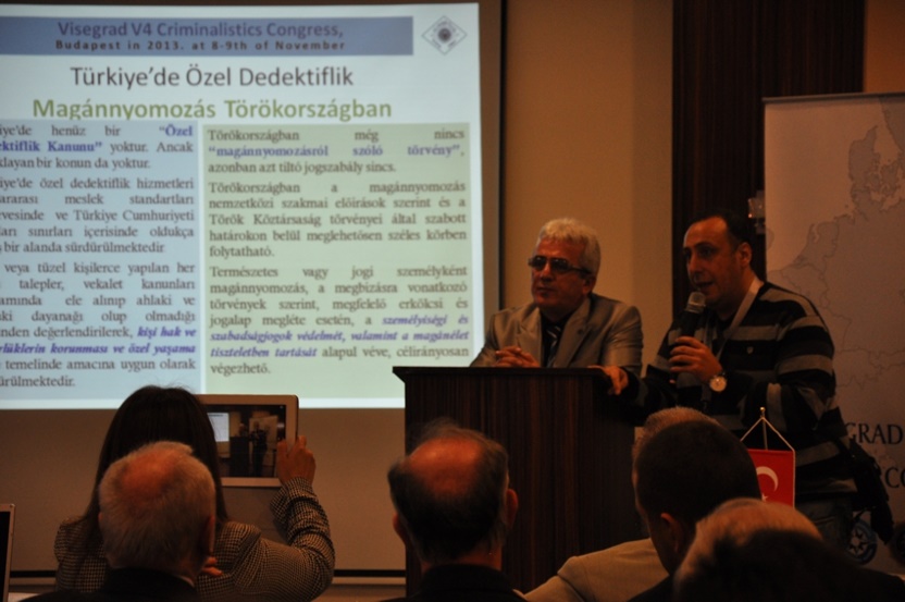 İsmail YETİMOĞLU előadása közben egy török újságíróval